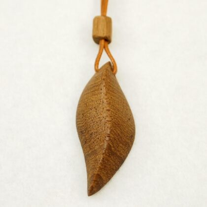 木 の ネックレス